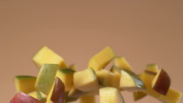 新鲜芒果的碎片慢动作飞行 用幻影Flex 4K相机拍摄 — 图库视频影像
