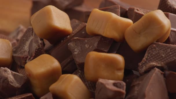 Stukjes Chocolade Met Karamelsnoep — Stockvideo