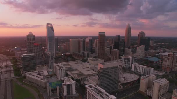 ノースカロライナ州シャーロット2019年頃 日没のシャーロットの空中ビュー シネフレックスジンバルとRed 8Kカメラでヘリコプターから撮影 — ストック動画
