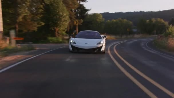 俄勒冈州波特兰 2020年左右 麦拉伦奇异跑车在街上行驶 — 图库视频影像