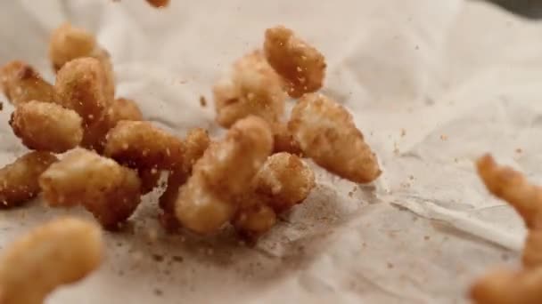 Camarones Fritos Cayendo Cámara Lenta Grabado Con Cámara Phantom Flex — Vídeo de stock