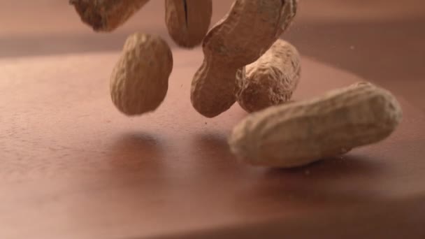 Erdnüsse Die Superzeitlupe Auf Die Holzoberfläche Fallen Aufnahme Mit Phantom — Stockvideo