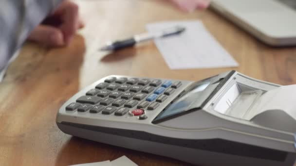 Close Tiro Mulher Usando Calculadora Para Fazer Impostos Renda Casa — Vídeo de Stock