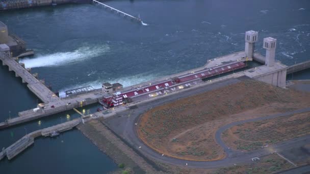 Αεροφωτογραφία Του Ποταμού Κολούμπια Και Γέφυρες Στην Περιοχή Tri Cities — Αρχείο Βίντεο