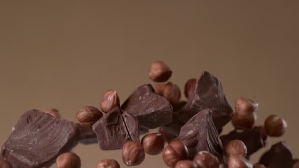 Trozos Chocolate Avellanas Volando Cámara Lenta Grabado Con Cámara Phantom — Vídeos de Stock