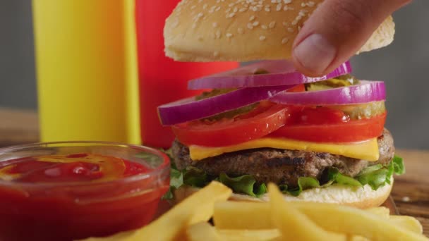 美国传统汉堡包的肉片 — 图库视频影像