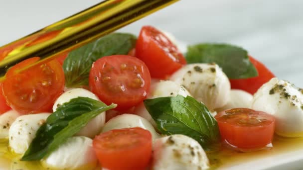 Aceite Oliva Rociando Sobre Ensalada Caprese Grabado Con Cámara Phantom — Vídeos de Stock