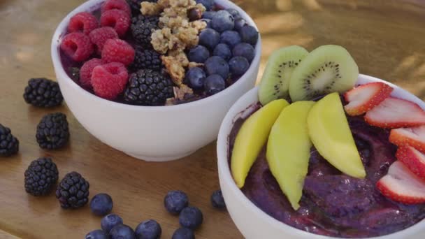 Tahta Masada Çeşitli Meyve Böğürtlen Kaseleri Sağlıklı Kahvaltı — Stok video