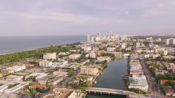 フロリダ州マイアミ2019年頃 マイアミビーチの昼間の空の景色 シネフレックスジンバルとRed 8Kカメラでヘリコプターから撮影 — ストック動画