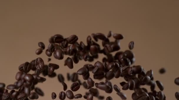 Кофейные Зерна Летят Замедленной Съемке Снимок Камеры Phantom Flex — стоковое видео