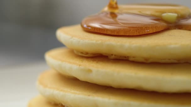 Sirup Dituangkan Tumpukan Pancake Dalam Gerakan Super Lambat Ditembak Pada — Stok Video