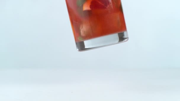 Roter Cocktail Mit Eiswürfeln Glas Auf Isoliertem Hintergrund — Stockvideo
