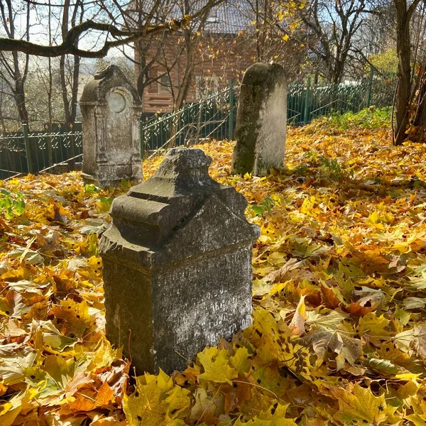 Kilisenin yakınındaki antik mezarlıkta.