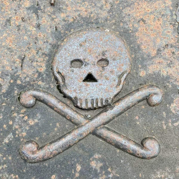 Kafatası Kemikler Ölü Kafa Mezar Taşında — Stok fotoğraf