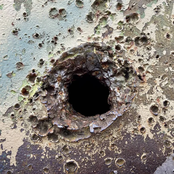 Alman Tiger tankının zırhındaki mermilerden örnekler.