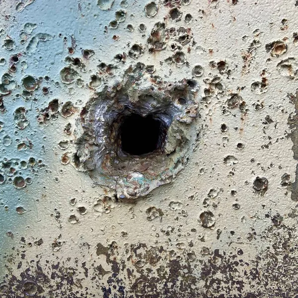 Alman Tiger tankının zırhındaki mermilerden örnekler.