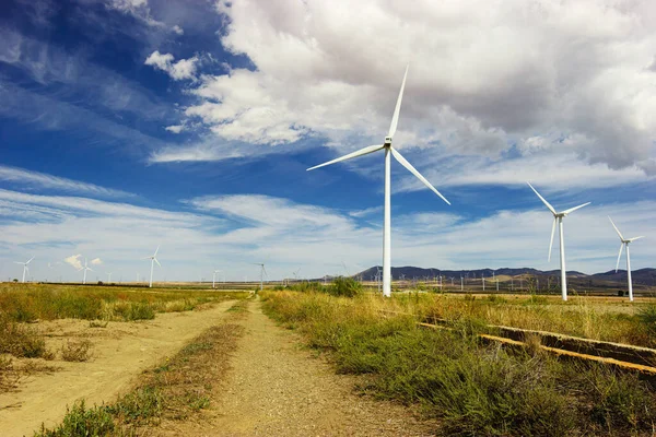 Eolik parktaki rüzgar türbini