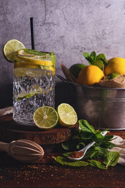 Limonlu mojito kokteyli ve gri taş arka planda cam bardakta nane şekeri.