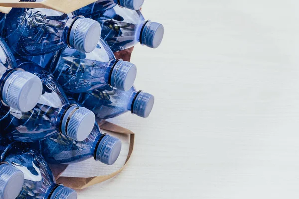 Mavi plastik şişeler. Geri dönüşüm konsepti ve Dünya Çevre Günü