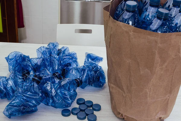 Mavi plastik şişeler. Geri dönüşüm konsepti ve Dünya Çevre Günü