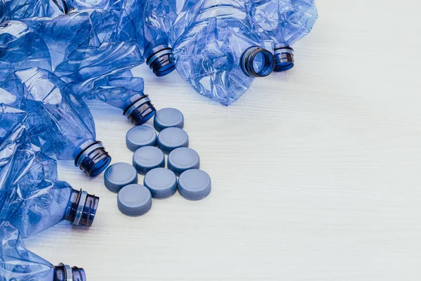 Mavi plastik şişeler. Geri dönüşüm konsepti ve Dünya Çevre Günü