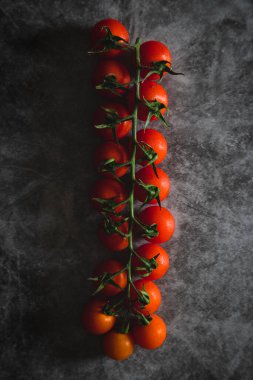 Ahşap zemin üzerinde kırmızı kiraz domatesleri