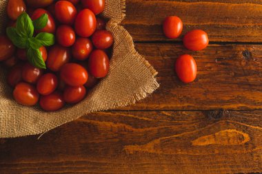 Ahşap zemin üzerinde kırmızı kiraz domatesleri