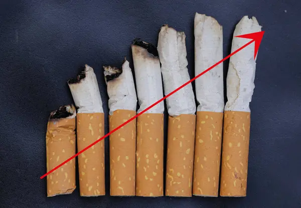 Bir sürü sigara. Sağlık hasarı. Kötü alışkanlık. İç.