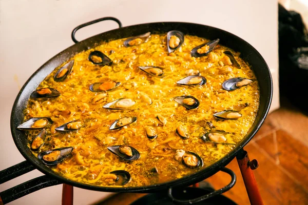 15 kişi için tipik İspanyol paella