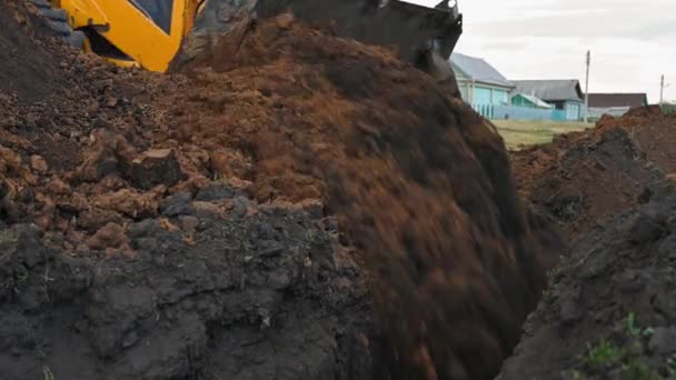 Terrenos no campo. bulldozer moderno enterrando trincheira no local de construção — Vídeo de Stock