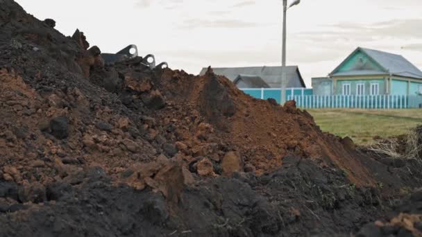 Erdarbeiten auf dem Land. Moderne Planierraupe begrub Graben auf Baustelle — Stockvideo