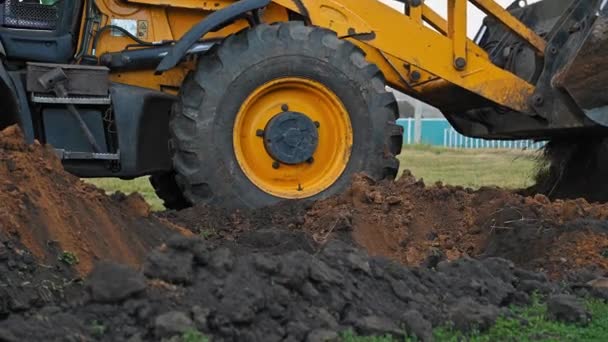 Grondwerken op het platteland. Moderne bulldozer begraven loopgraaf op bouwplaats — Stockvideo