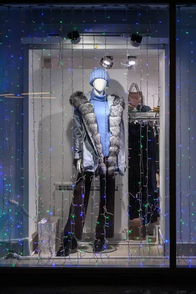 Store showcase with a mannequin in winter clothes. Holiday sale concept. — Stock Photo, Image