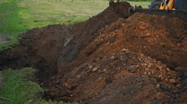 Kırsal kesimde toprak işleri. Modern buldozer inşaat sahasına hendek kazıyor