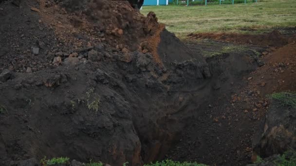 Grondwerken op het platteland. Moderne bulldozer begraven loopgraaf op bouwplaats — Stockvideo