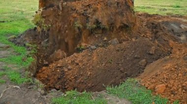 Kırsal kesimde toprak işleri. Modern buldozer inşaat sahasına hendek kazıyor