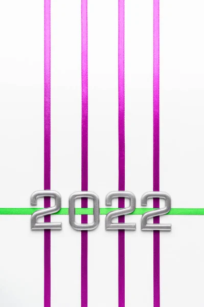 灰色的2022年与天鹅绒紫色和绿色缎带的白色背景 雅致的贺卡祝2022年新年快乐 纵向观点 — 图库照片