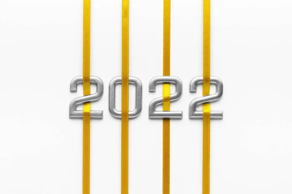 Серые Числа 2022 Золотыми Лентами Изолированными Белом Фоне Изысканные Открытки — стоковое фото