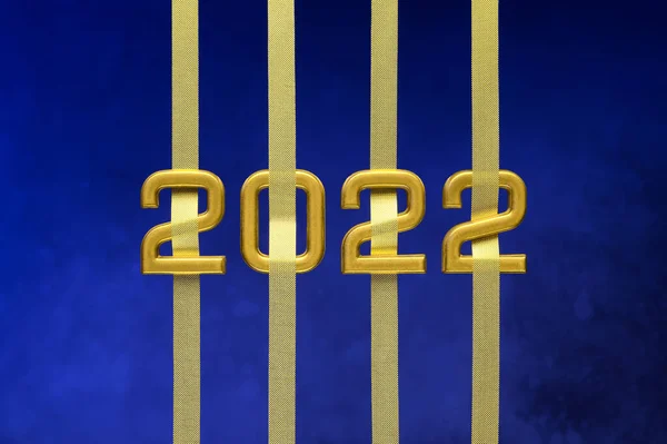 Zlatá čísla 2022 s stuhami na tmavomodrém pozadí. Pozdrav pohled Šťastný nový rok 2022 — Stock fotografie