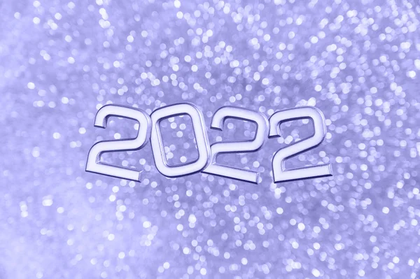 Numbers 2022 levitate over glitters bokeh background. Toned in trendy Very Peri. Color Of The Year 2022. Overhead view — Stock Photo, Image