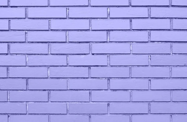 Ściana murowana w modnym kolorze Very Peri. Kolor roku 2022. Teksturowane tło — Zdjęcie stockowe