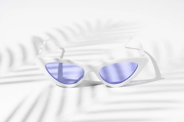 Eleganckie Białe Okulary Przeciwsłoneczne Ramki Stole Cieniami Liści Palmowych Kreatywna — Zdjęcie stockowe