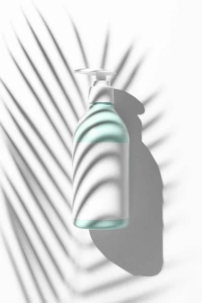 Plastikflasche Mit Palmblattschatten Auf Weißem Hintergrund Sommerpflegekonzept Verpackung Für Sonnencreme — Stockfoto