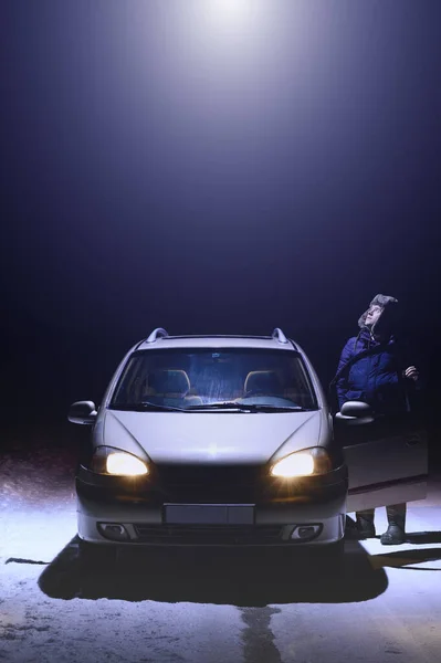 Pria Itu Berdiri Samping Mobil Dan Melihat Sorotan Cahaya Yang — Stok Foto