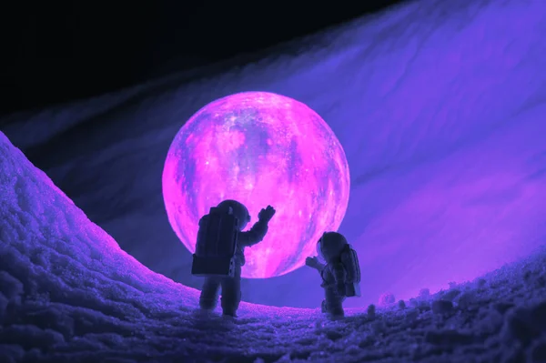 Silhouetten Des Spielzeugs Von Astronauten Gegen Schwebende Glühende Kugel Über — Stockfoto