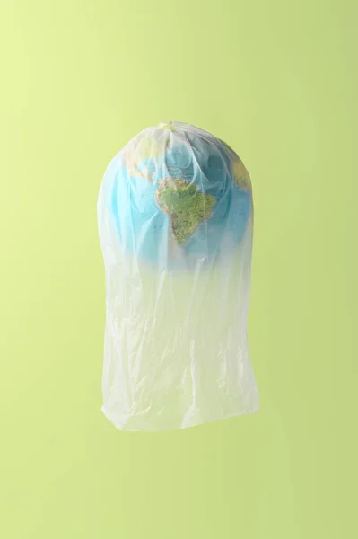 Globe World Plastikowej Torbie Latający Pastelowym Zielonym Tle Dzień Ziemi Zdjęcie Stockowe