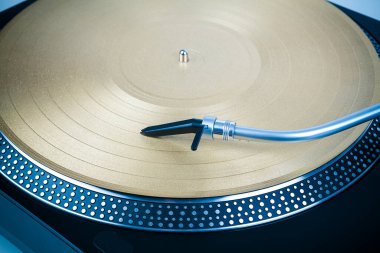 Müzik çalan bir pikapta iğne.