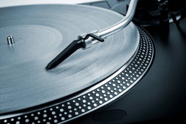 Müzik çalan bir pikapta iğne.