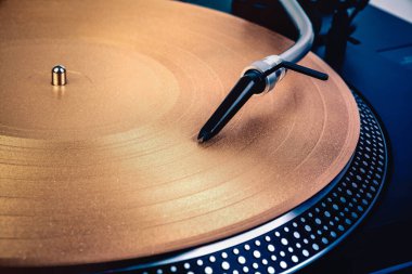 Müzik çalan bir pikapta iğne.