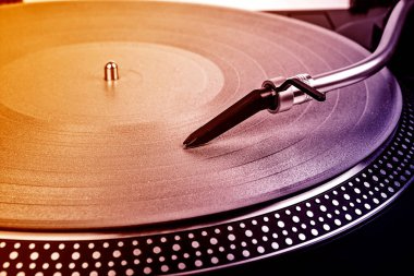 Müzik çalan bir pikapta iğne.